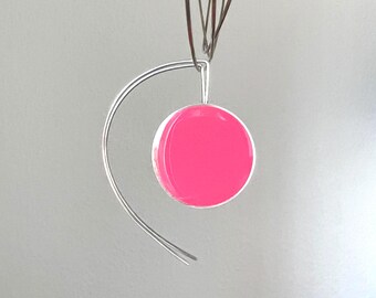Orecchini in argento sterling e resina rosa realizzati a mano: gioielli di tendenza