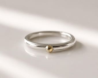 Anello minimalista in argento sterling con accento a pois in oro 14K