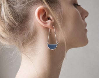 Orecchini scultorei in argento sterling e resina, gioielli moderni e geometrici di grande impatto.