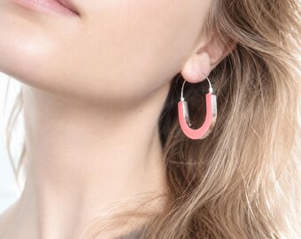 Grandi orecchini a cerchio in argento sterling: gioielli vistosi in resina rosa