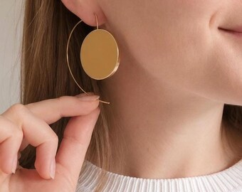 Orecchini in resina color crema dorata, realizzati a mano con dettagli in ottone, gioielli leggeri e di tendenza.