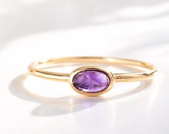 Anello in oro massiccio 14 carati con ametista, pietra preziosa ovale cabochon, pietra portafortuna minimalista di febbraio.