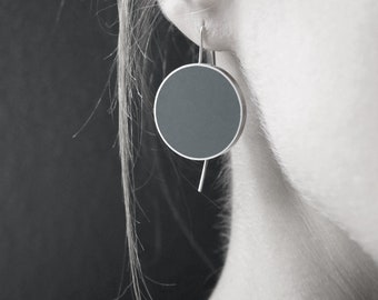 Pendientes largos de plata de ley: resina gris oscuro