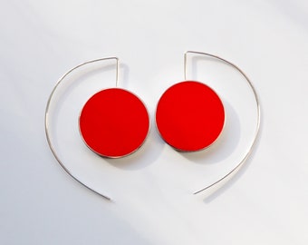Orecchini fatti a mano in resina rossa: design Big Oh in argento sterling