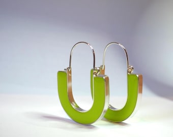 Orecchini a cerchio in argento sterling con resina verde: gioielli di grande impatto