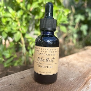 Könnte beinhalten: Eine braune Glasflasche mit schwarzem Tropfer und einem braunen Papieretikett. Das Etikett lautet "Mountain Sirens Soaps and Herbals Handcrafted Osha Root Tincture 1 fl oz (30 ml)"