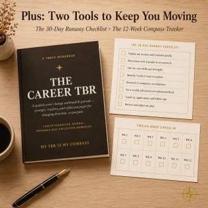 Peut inclure: Un cahier d'exercices noir intitulé The Career TBR avec du texte doré, une liste de contrôle de 30 jours et un suivi de 12 semaines. Le cahier comprend des invites et des pages de réflexion. Un stylo plume noir est posé à proximité.