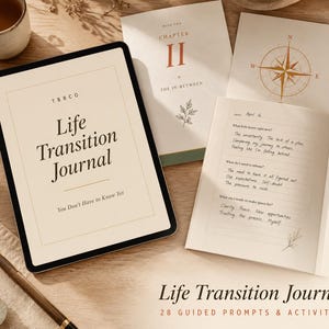 Peut inclure: Un journal de transition de vie avec une tablette affichant le titre, une page de chapitre intitulée Chapter II The In-Between, une illustration de boussole et une page de journal ouverte avec des notes manuscrites datées du 16 avril, un stylo et une tasse.