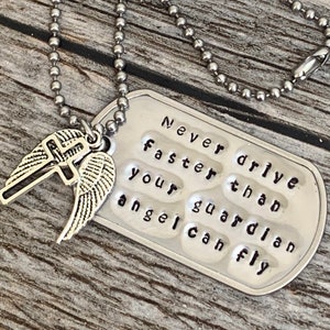 Rijd nooit sneller dan je beschermengel kan vliegen met de hand gestempeld dogtag in de achteruitkijkspiegel, cadeau voor nieuwe bestuurder, cadeau voor tienerzoon, vergunning