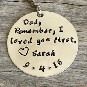 Papa, souviens-toi que je t’aimais d’abord, cadeau de chaîne de clé en métal estampillé à la main pour papa, cadeau de mariage pour papa, cadeau de jour de père, père du cadeau de mariée
