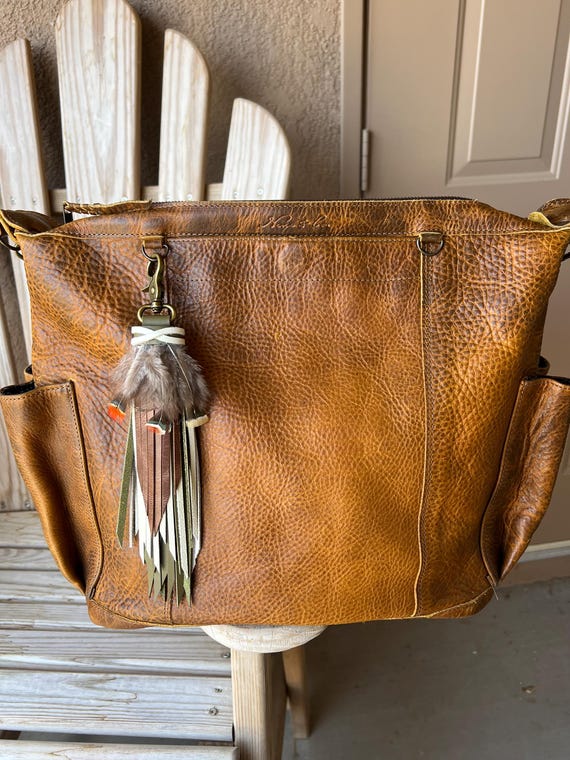 Pompon fait main en cuir vert armée, os et moka avec plumes