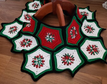 Christmas Tree Skirt with black single crochet edging