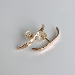 Gehämmerte Straps Jacke Ohrstecker: Handgemachter 14k Gold Filled oder Sterling Silber Minimalistischer Schmuck
