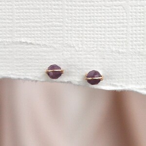 Pendientes de rubí de 3,5 mm / Piedra natal de julio / Joyería minimalista con piedras preciosas / Regalo para Cáncer y Leo