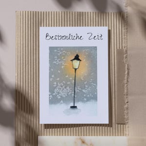 handgemalte Weihnachtskarte in Aquarell mit Laterne im Schnee, handgemachte Grußkarte mit Umschlag, Geschenk- oder Glückwunschkarte