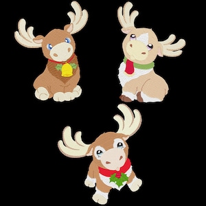 Peut inclure: Trois décorations de rennes de Noël brodées. Les rennes sont bruns avec des accents blancs et ont des nœuds rouges et verts. Un renne a une cloche autour du cou.