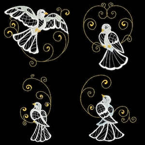 Può includere: Quattro colombe bianche con intricati disegni dorati a spirale. Le colombe sono in pose diverse, alcune rivolte in avanti e altre di lato. I disegni ricordano uno stile decorativo vintage.