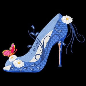 Puede incluir: Un zapato azul de tacón alto con un diseño floral y una mariposa en la punta. El zapato tiene un patrón de escamas y un delicado diseño floral.