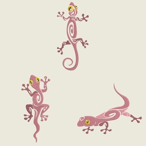 Op de afbeelding: Drie roze gestileerde gekko's met gele ogen. De gekko's staan in verschillende poses, een kijkt naar links, een naar rechts en een naar boven.