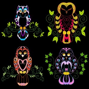 以下が含まれることがあります： 複雑なデザインが施されたカラフルな刺繍のフクロウが4羽、それぞれが渦巻くツルが絡んだ葉のついた枝に止まっている。フクロウはピンク、パープル、ブルー、レッドの色合いである。