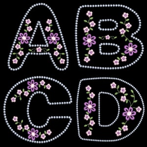 Puede incluir: Cuatro letras, A, B, C y D, están bordadas en un contorno de perlas con flores rosas y moradas. Las letras están sobre un fondo negro.