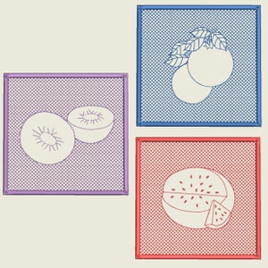 Pode incluir: Três imagens bordadas de frutas em quadrados com um padrão de grade. O quadrado superior é azul com duas laranjas. O quadrado do meio é roxo com dois kiwis. O quadrado inferior é vermelho com uma melancia.