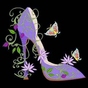 Puede incluir: Zapatilla de tacón alto de color morado con enredaderas florales y mariposas. La zapatilla está decorada con hojas verdes, flores moradas y dos mariposas.