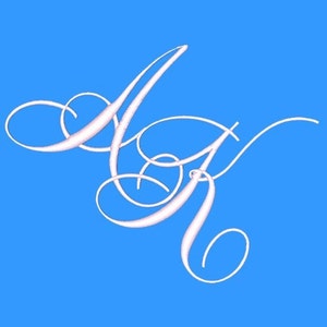 以下が含まれることがあります： 薄い青色の背景に、白い筆記体で「A」と「R」の文字が絡み合っている。