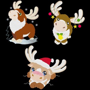 Peut inclure: Trois rennes de dessin animé avec une fourrure brune, des accents blancs et de grands yeux. Un renne porte un chapeau de Père Noël, un autre a une étoile jaune et des ornements rouges et verts, et le troisième a des flocons de neige autour de lui.