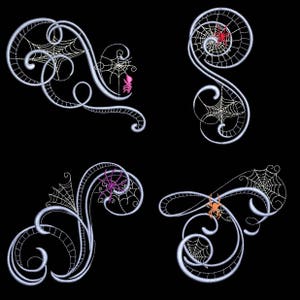 Könnte beinhalten: Vier dekorative Designs mit komplizierten silbernen Schnörkeln und Spinnweben mit kleinen Spinnen in Pink, Rot und Orange.
