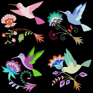 Op de afbeelding: Vier geborduurde kolibri-ontwerpen in roze, blauw, paars en groen, elk met bloemaccenten, tegen een zwarte achtergrond. De kolibries zijn in vlucht, met gedetailleerde vleugel- en veermotieven.