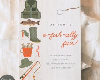 Puede incluir: Una tarjeta de invitación rectangular con ilustraciones de temática pesquera que incluyen un chaleco, peces, botas, un cubo, un sombrero y una caña de pescar. El texto dice: OLIVER IS o-fish-ally five! SATURDAY APRIL 12TH 2:00 TO 5:00 PM 123 ANYWHERE LN. AUSTIN, TX RSVP TO 552.555.1234.