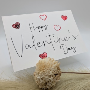 Romantische Valentinstagskarte mit glänzenden Herzen
