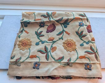 Vintage handbroderad blommig crewel-tygpanel Boho klädseltextil