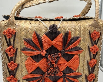 Vintageväska i vävd halm med orange blommig raffiaapplikation