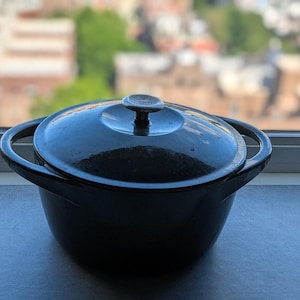 Olla holandesa de hierro fundido vintage con tapa