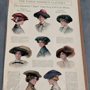 Op de afbeelding: Een vintage tijdschriftpagina getiteld The Early Summer Clothes met illustraties van acht verschillende hoeden gedragen door vrouwen. De pagina bevat beschrijvende tekst over de tam-hoeden, met ontwerpen van Ida C. Van Auken en tekeningen van Maude Stokes.