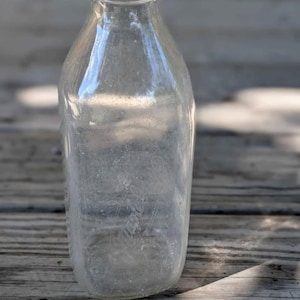 Bouteille de lait en verre d&#39;un litre vintage Maple Grove Dairy en relief
