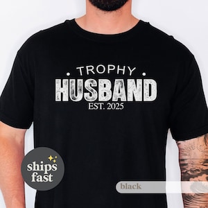 Trophäe Ehemann Shirt, Geschenk für ihn, lustiges Ehemann Shirt, Geschenk von Frau, Jahrestagsgeschenk für ihn, Geschenk für Ehemann, Jahrestagsgeschenk
