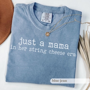 Camisetas "Just A Mama In Her String Cheese Era" Camiseta "String Cheese Comfort Colors" Camiseta "Maternidad de moda" Gráfico "Día de la Madre", Regalo para mamá SKU-1662