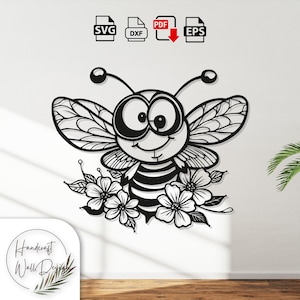 Puede incluir: Arte mural en blanco y negro de una abeja de dibujos animados con ojos grandes, alas y una cara sonriente. La abeja está rodeada de flores y hojas. La imagen incluye iconos de tipo de archivo SVG, DXF, PDF y EPS.