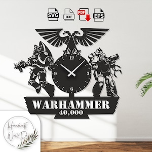 以下が含まれることがあります： 黒いWarhammer 40,000の壁掛け時計。2体の兵士のフィギュア、文字盤、テキスト「WARHAMMER 40,000」が特徴です。時計の上部にはワシのエンブレムがあり、壁に取り付けるように設計されています。