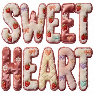 Può includere: Le parole "SWEET HEART" sono visualizzate in uno stile ricamato stravagante. Le lettere presentano una combinazione di tessuto soffice color crema, tessuto giallo trapuntato e raso in tonalità rosa. Adornato con fragole, fiocchi e cuori.