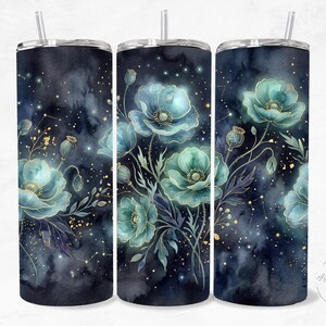 Puede incluir: Un juego de tres vasos de acero inoxidable con un diseño floral. El diseño presenta flores de color verde azulado con detalles dorados sobre un fondo de acuarela azul oscuro. Cada vaso tiene una pajita y una tapa.