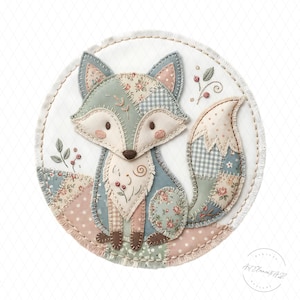 Może przedstawiać: Okrągła aplikacja z tkaniny przedstawiająca lisa z patchworkowym wzorem. Lis ma mieszankę wzorów kwiatowych, w kratkę i w kropki w pastelowych kolorach. Lis jest wyśrodkowany na białym tle z ozdobną, szytą obwódką. Małe kwiatowe akcenty są umieszczone wokół lisa.