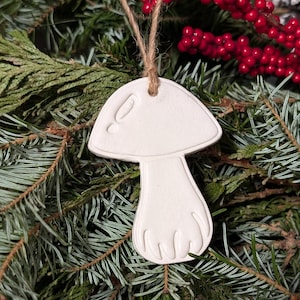 Handgemaakte kleipaddestoel kerstornament, rustiek bosdecor