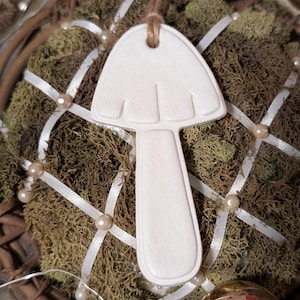 Handgemaakte kerstornament van klei, paddestoel rustiek vakantiedecor, minimalistische kerstboom, boerderij, bosdecor