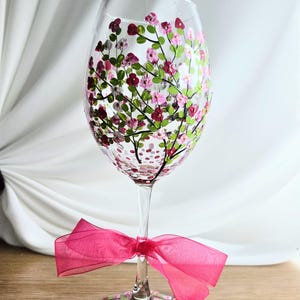 Handbemaltes Kirschblüten Weinglas: Einzigartiges Blumenmuster