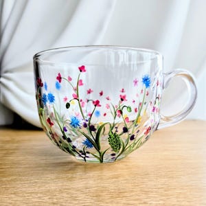 Handmålad cappuccinomugg i glas, läckra vildblommor,