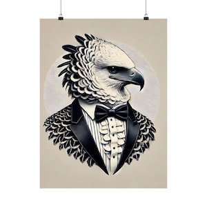 Könnte beinhalten: Eine Schwarzweißillustration eines Vogels, der einen Smoking mit Fliege trägt. Der Vogel hat einen scharfen Schnabel und einen grimmigen Ausdruck. Der Hintergrund ist hellbeige.